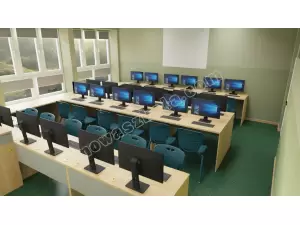 Biurko pojedyncze. Pracownia językowa Mila Nowa Szkoła